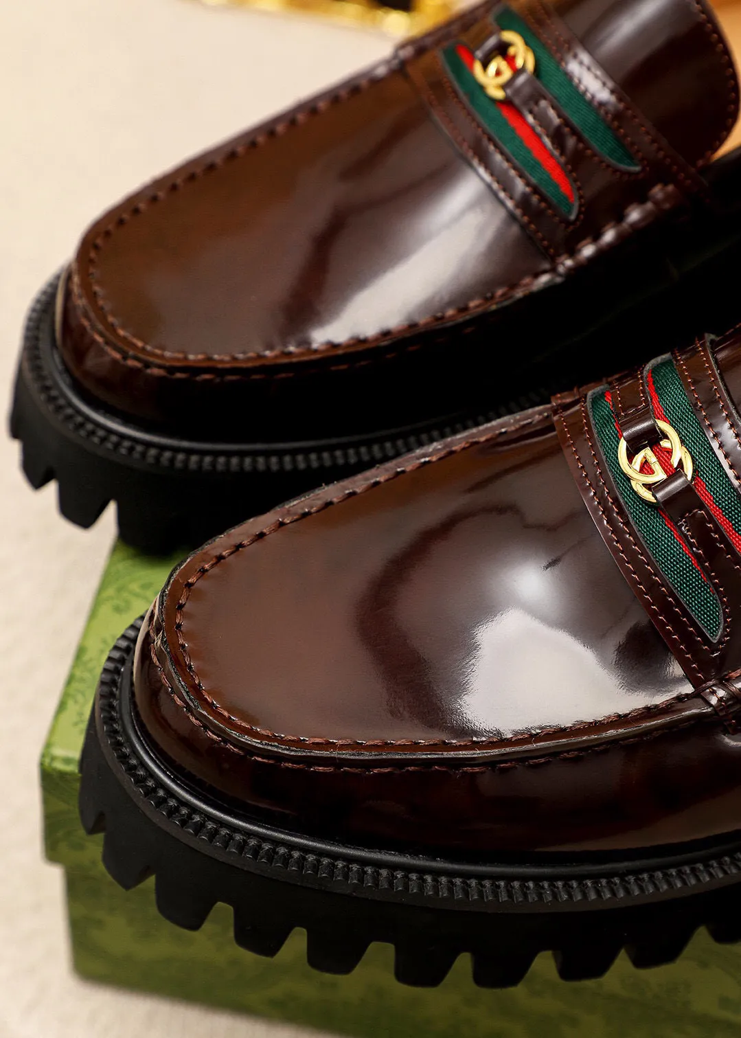Men's shoes 💰580 💐 Product trademark: GUCCI "Gucci" casual leather shoes Regular size: 38-44 (45.46🉑️customized) Product materials: Selected imported first-layer open-edge beaded cowhide leather upper + luxury hardware buckle, imported water-dyed cowhide leather lining. Strong three-dimensional visual effect, original foam outsole Color: 2⃣️colors available